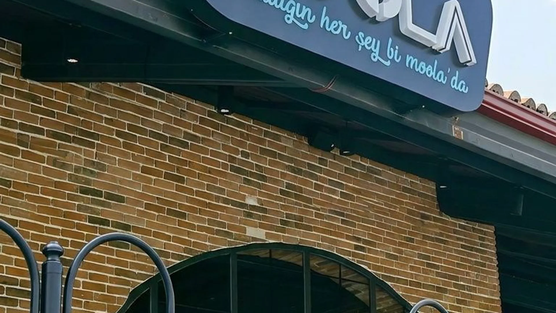Bi Moola tabelası ve tuğla cephe