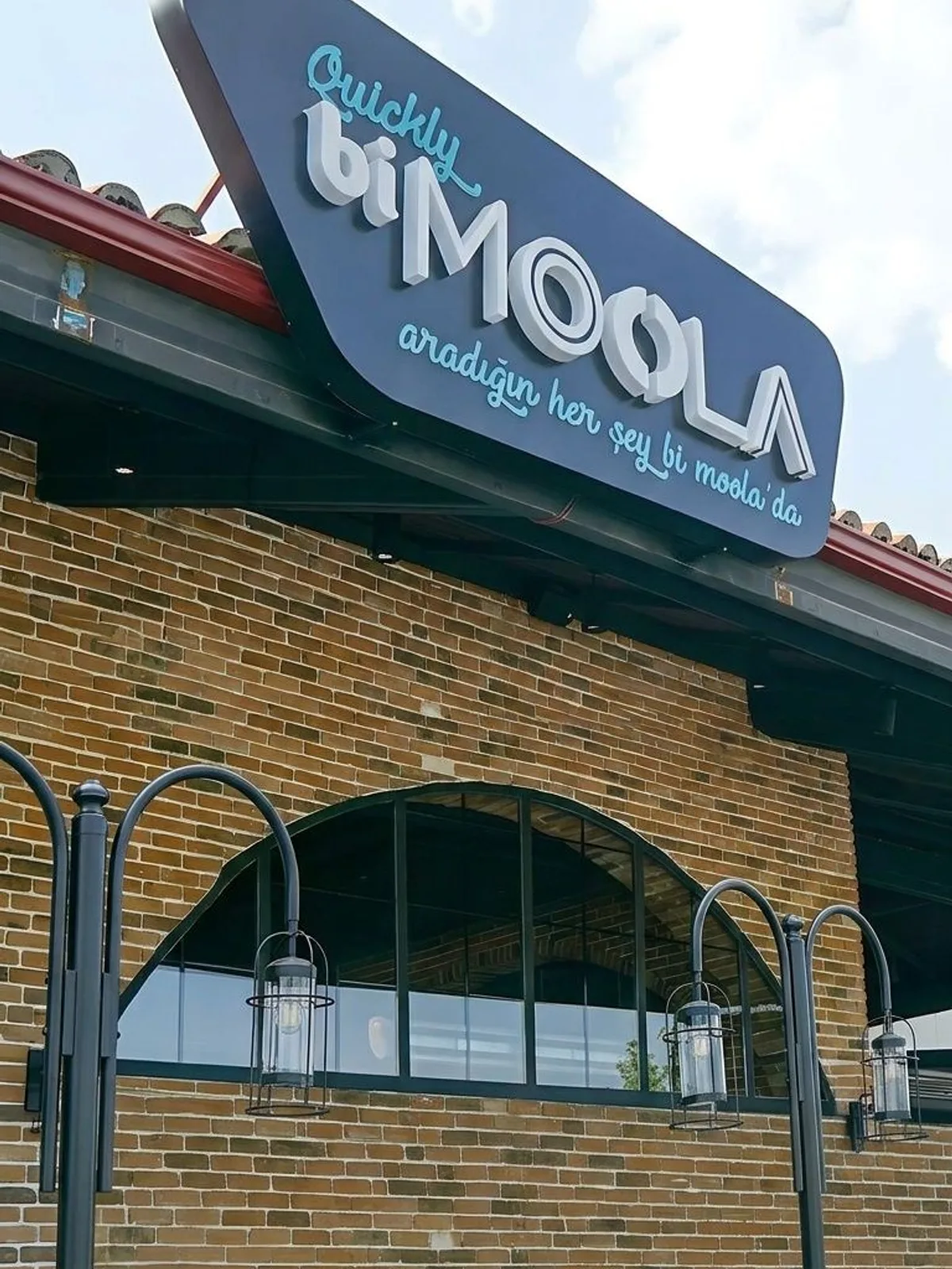 Bi Moola tabelası ve tuğla cephe