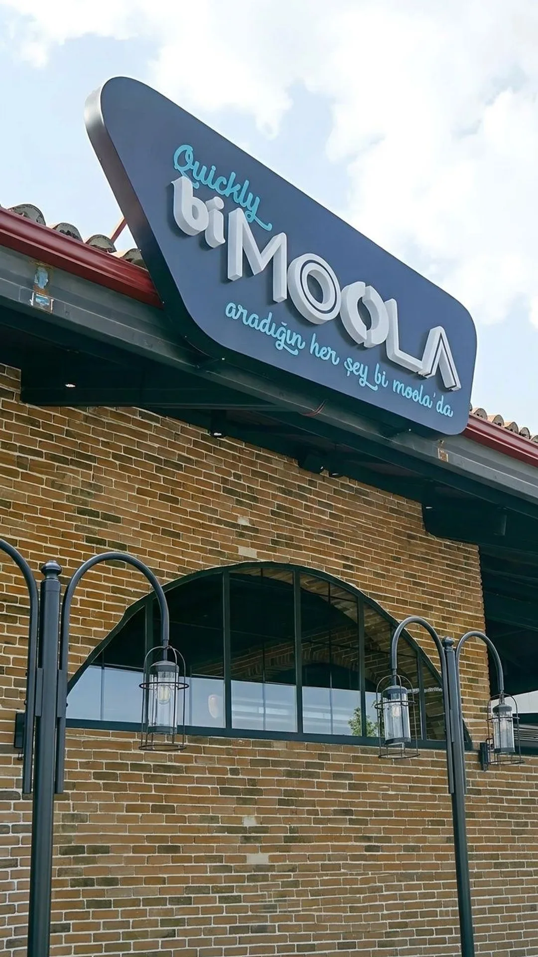 Bi Moola tabelası ve tuğla cephe