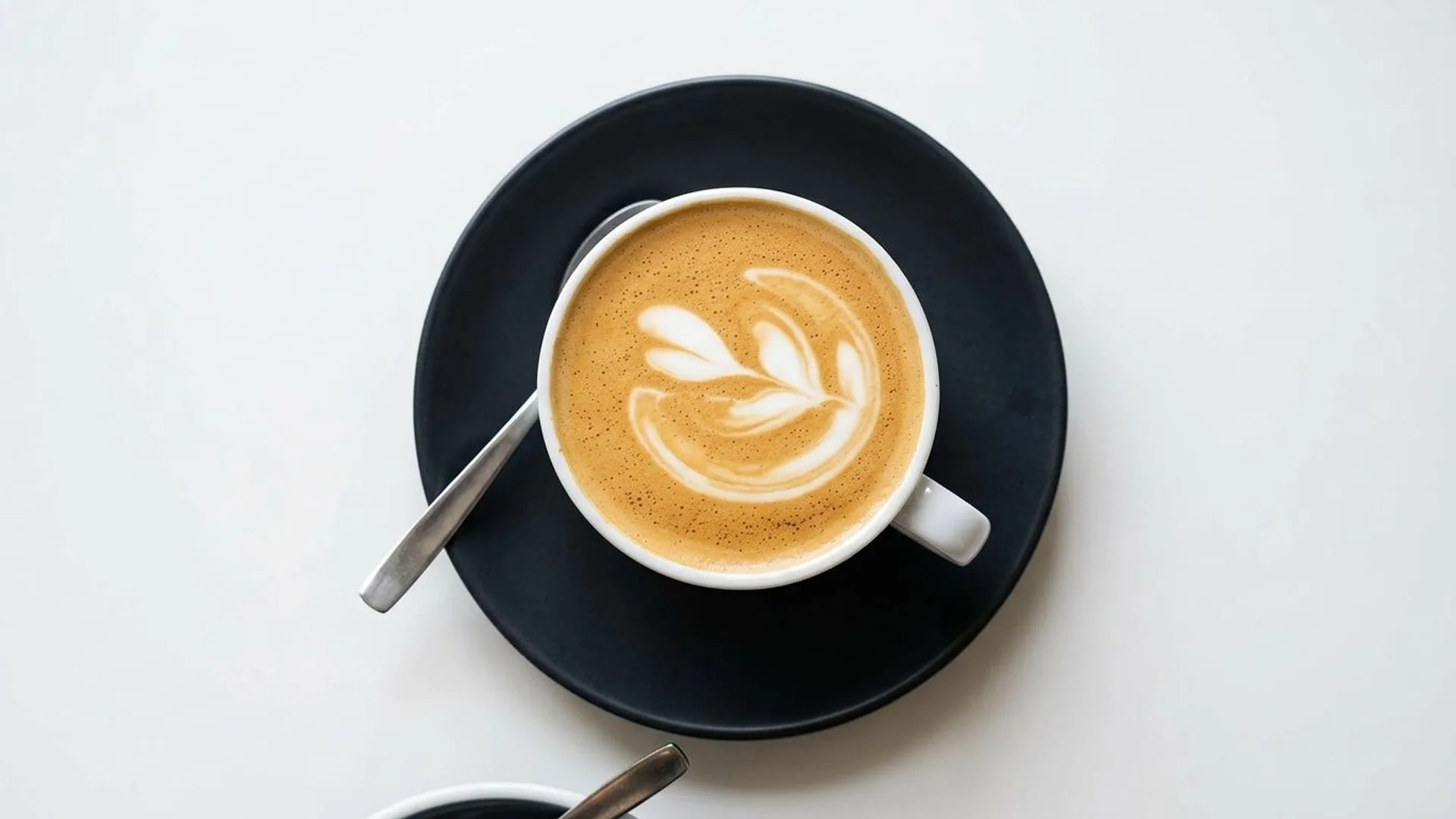 Pencere ışığında latte