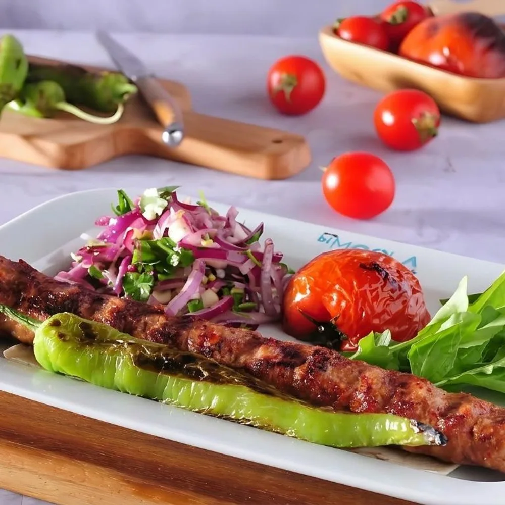 Adana kebap, közlenmiş domates ve biber