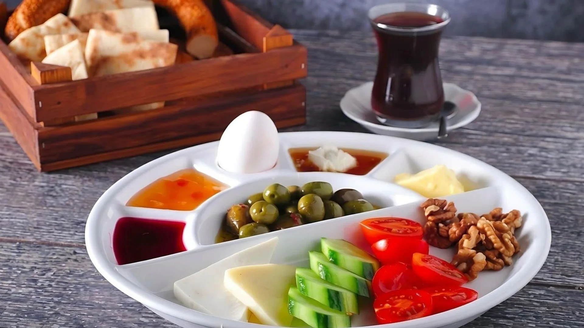 Kahvaltı tabağı, çay ve ceviz